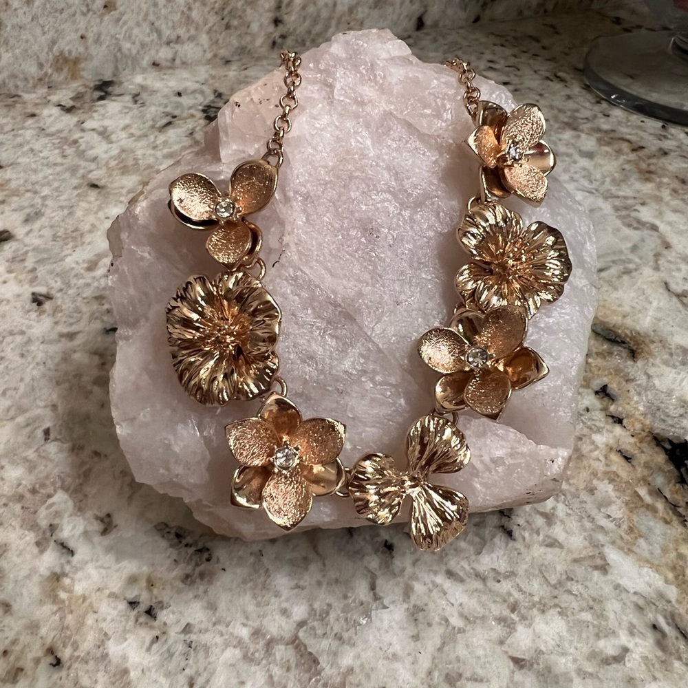 🌸Gold tone flowers statement necklace